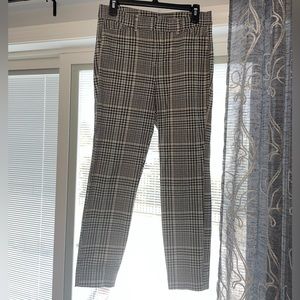 Old Navy High Rise Pixie Pants size 6!